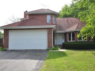 300 Robincrest Ln, Lindenhurst, IL 60046