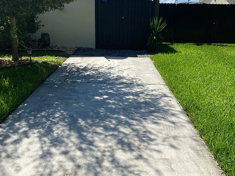 15552 SW 142nd Ct — Photo 1