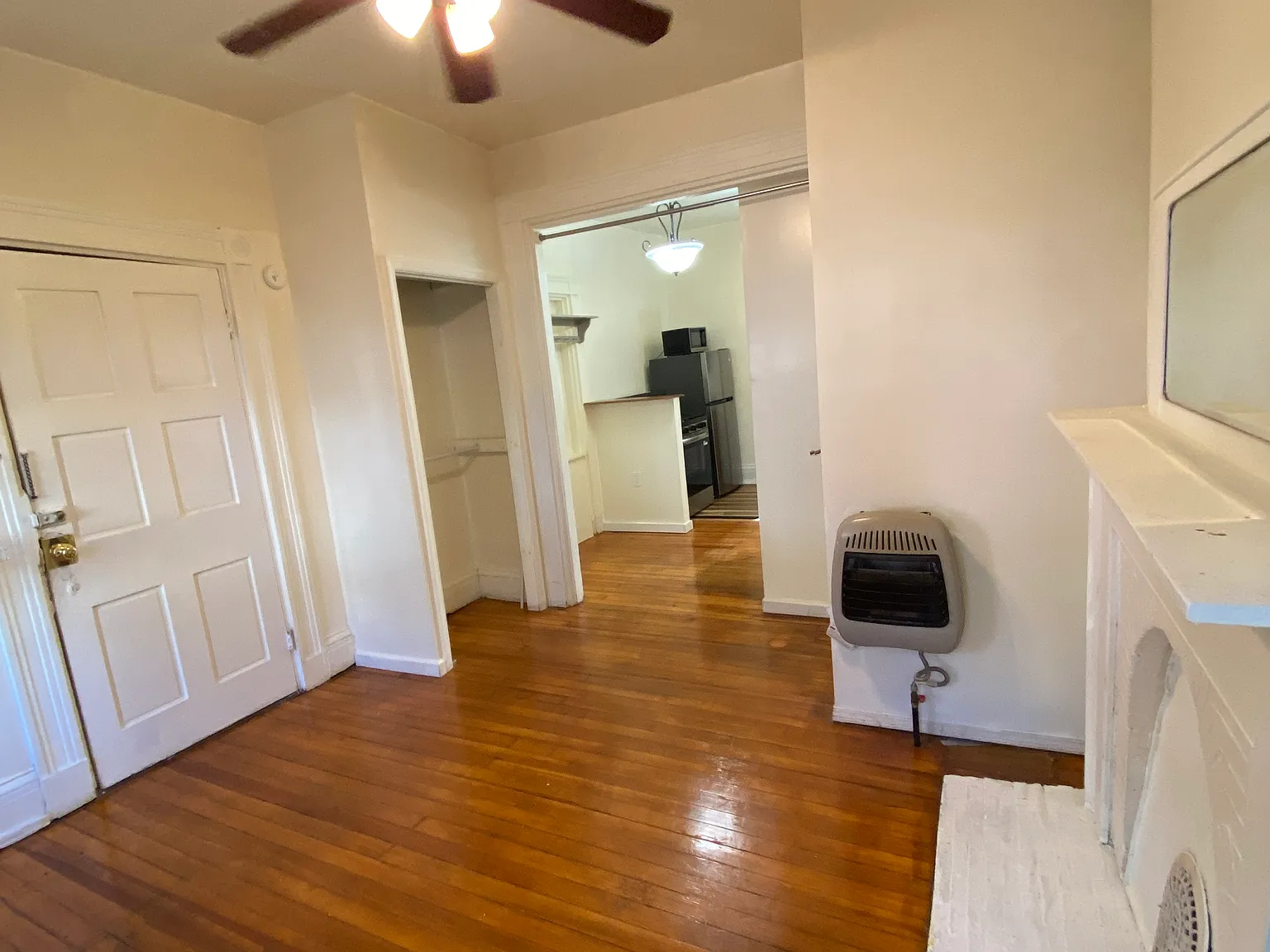 Studio, 425 sqft, $895 — Photo 3