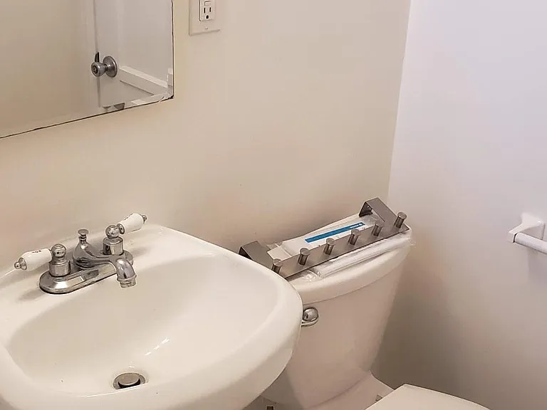 1724 N Hollywood Way #B — Photo 7