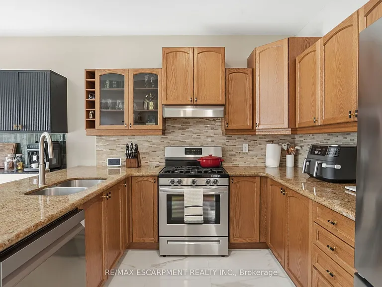 111 Greenstem Cres — Photo 13