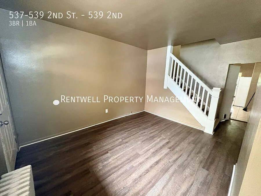Charming 3-Bedroom Duplex with Front Porch — Photo 4