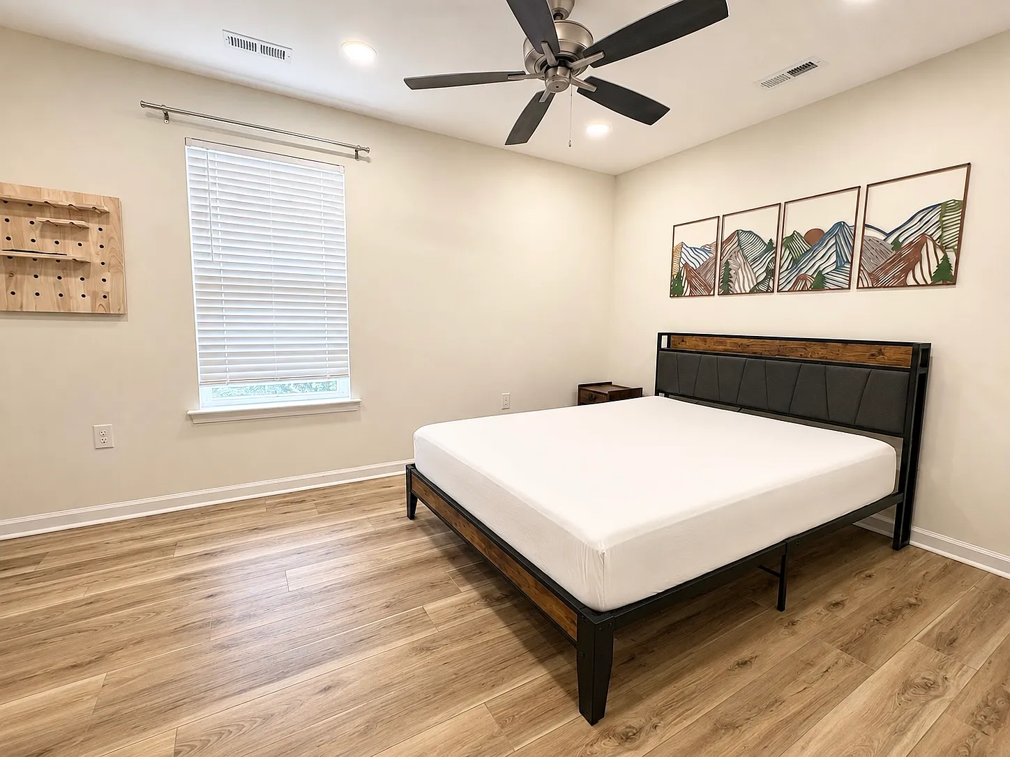 6 bed, 3150 sqft, $850 — Photo 2