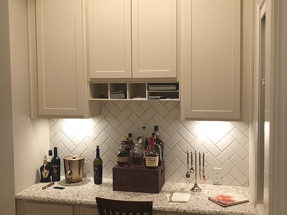 3rd image of 905 Henderson Dr