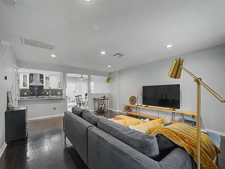 1104 Buckner St — Photo 9