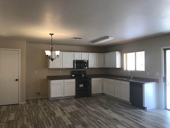 3rd image of 43697 W Sagebrush Trl