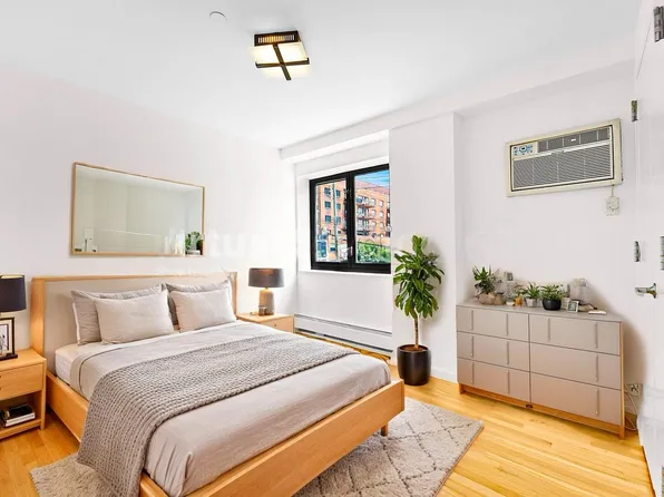 2570 East 17th Street image 2 of 25