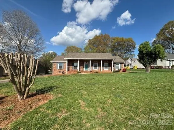 3660 9th Street Dr NE, Hickory, NC 28601
