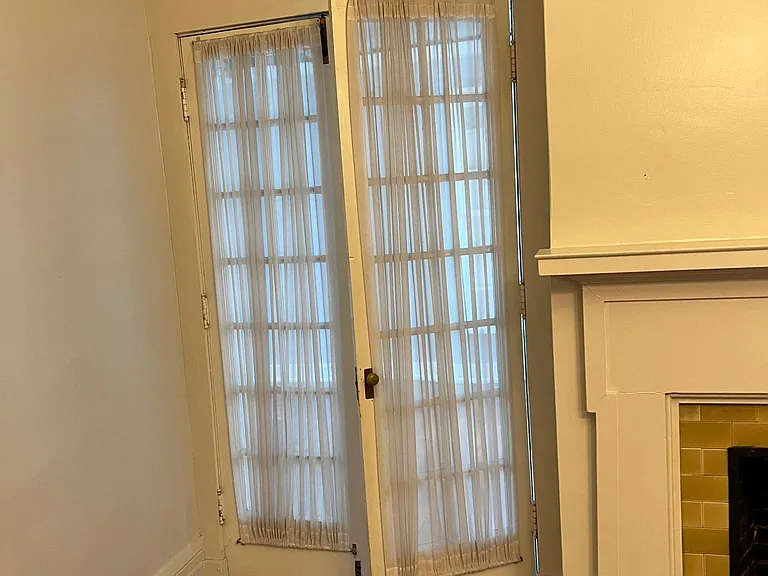 922 W Berry St — Photo 15