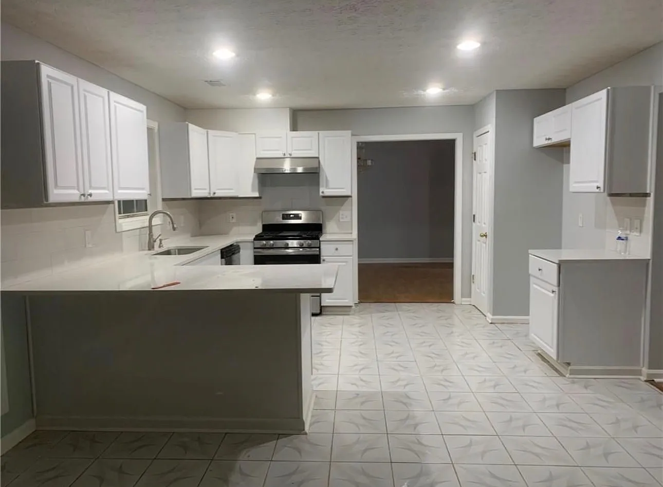 4 bed, 2.5 bath, 2800 sqft, $2,600 — Photo 4