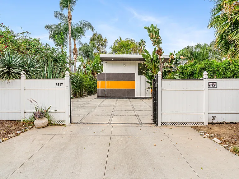 8617 Lasaine Ave — Photo 5