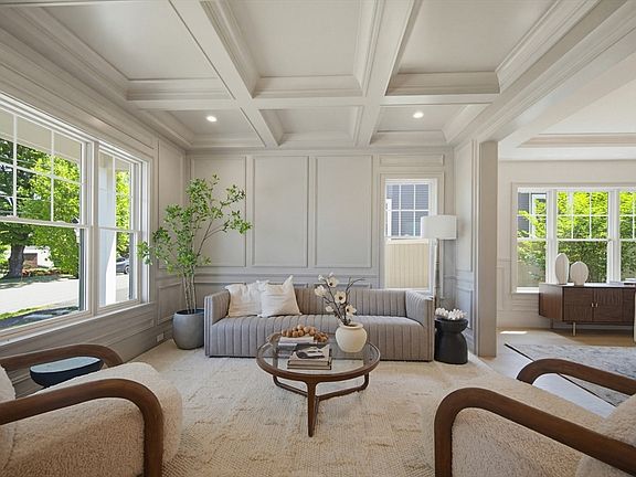 4th image of 70 Woodbine Cir