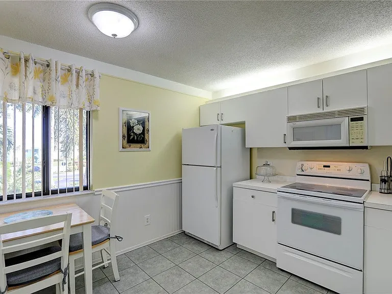 9635 Riverside Dr #4 — Photo 23