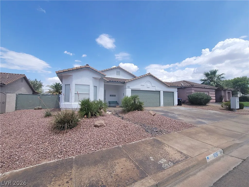 3 bed, 2.0 bath, 1411 sqft, $2,374 — Photo 3