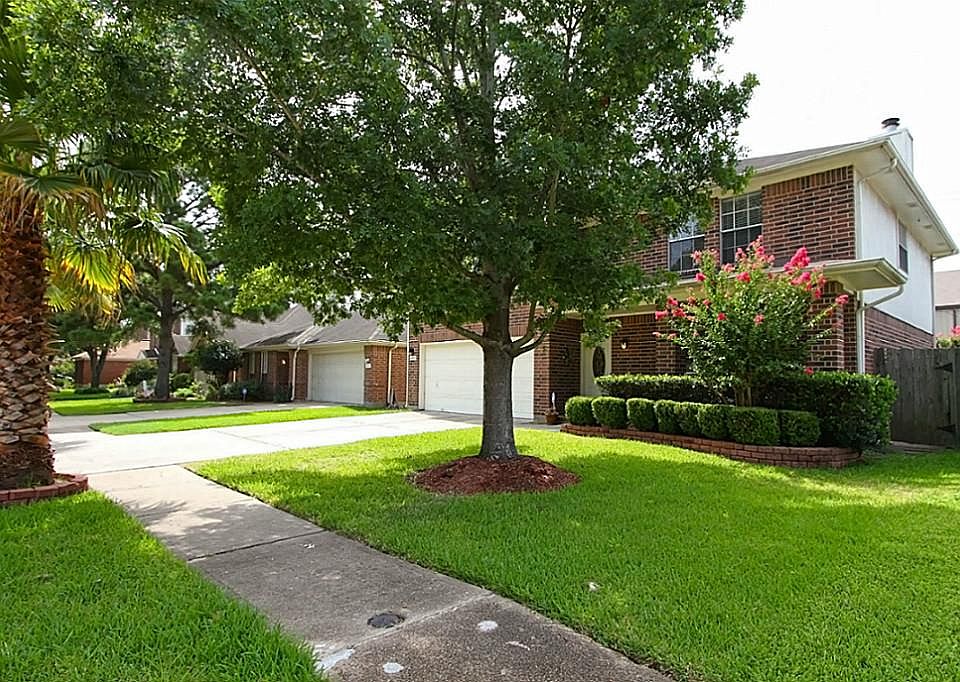 Mature Trees & Pleasant Landscaping