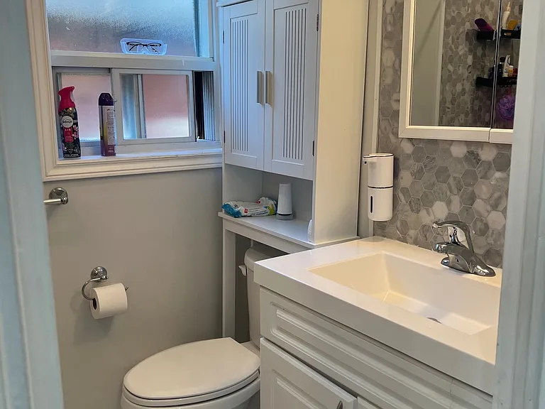 376 Blackthorn Ave #UPPER — Photo 10