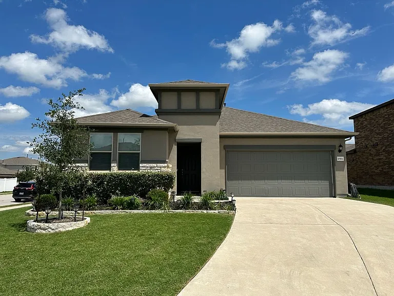 10901 Mickelson Dr — Photo 2