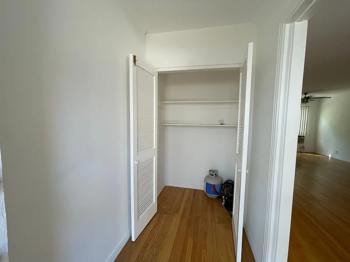 Building Photo - 633 Midvale Ave #2