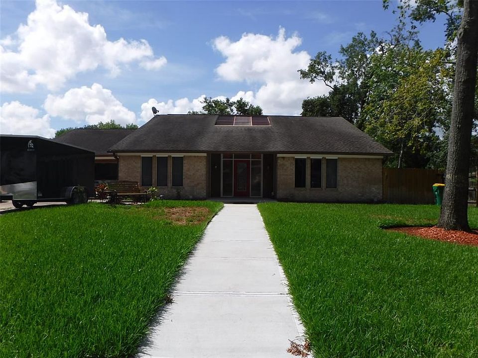 1st image of 305 Red Bud Ln