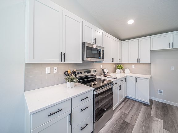 1588 SW Kelandren Dr STAGED-4