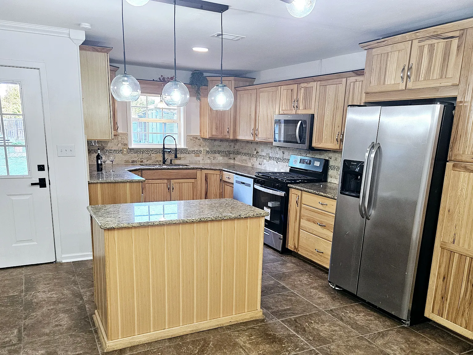 4 bed, 2387 sqft, $2,600 — Photo 4