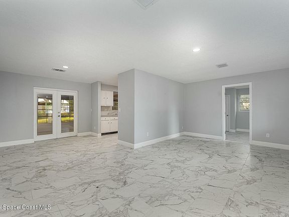 5th image of 135 Stephenson Dr