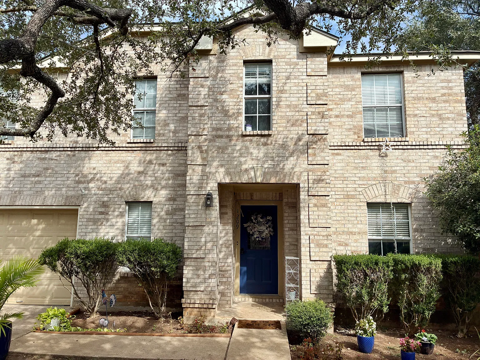 3 bed, 2.5 bath, 1861 sqft, $1,850 — Photo 1