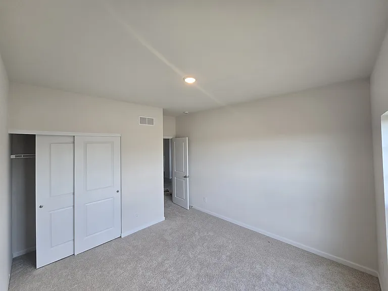 140 Sterling Dr — Photo 16