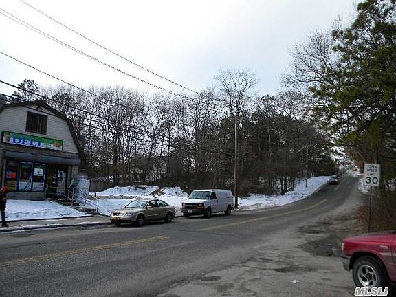 5th image of 1104 Connetquot Ave