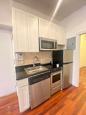 3rd image of 256 E 10th St #1X