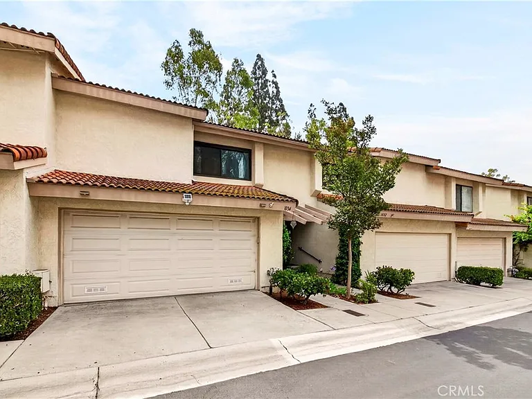 1034 Creekside Dr — Photo 1