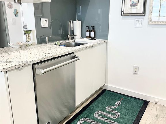 4th image of 600 NE 36th St APT 705