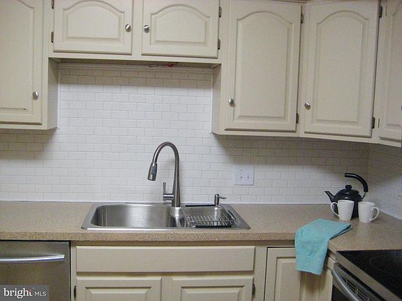 3rd image of 114 Oak Knoll Cir
