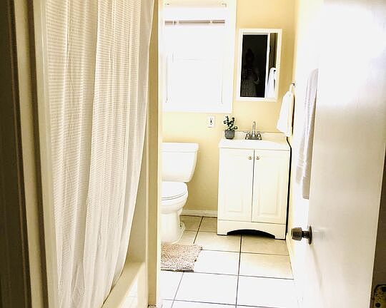4th image of 822 E Santa Barbara St