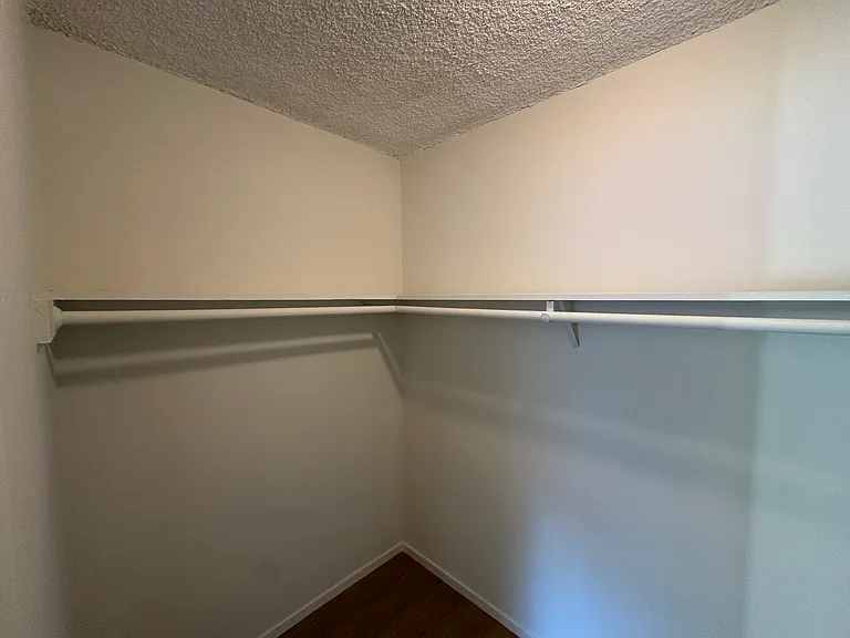 Walk-in closet (bedroom)