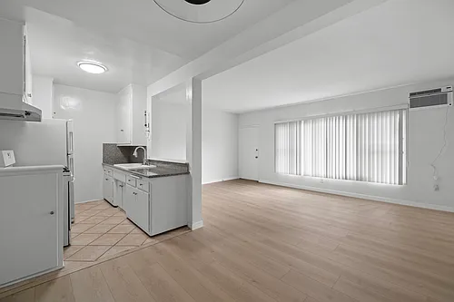 147 N La Peer Dr #6 Photo 1