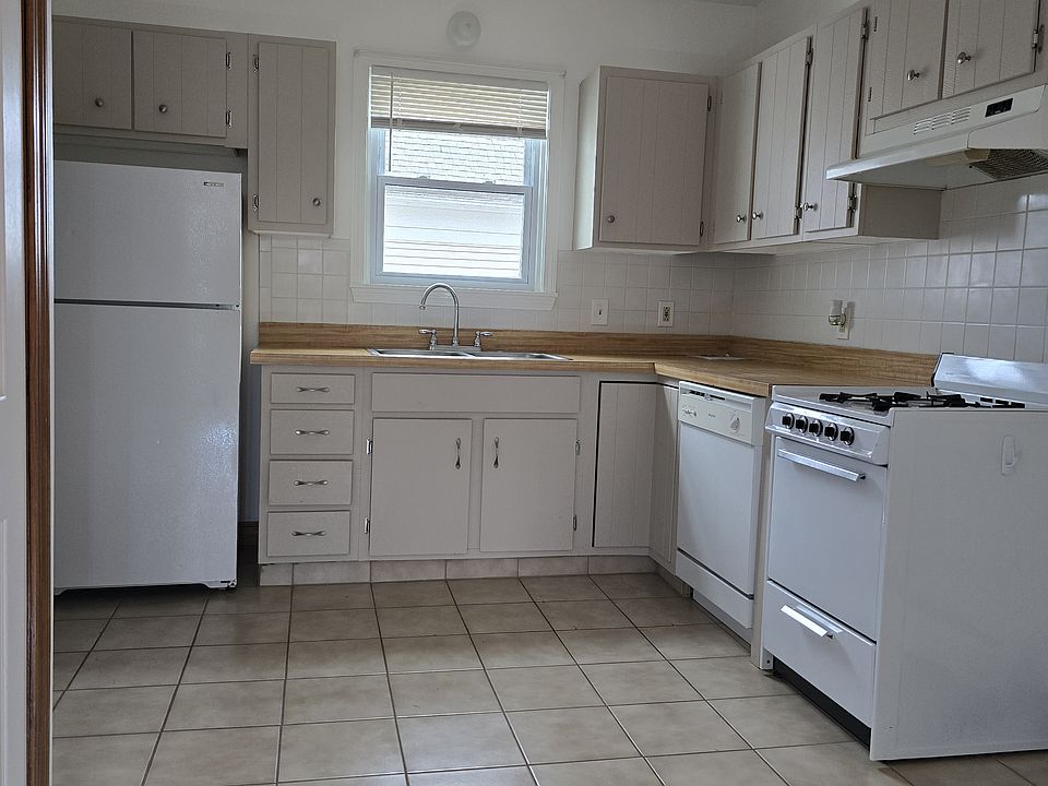 Lots of cabinets! Gas stove