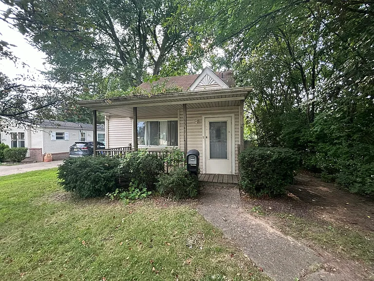 15545 Woodbine Ave — Photo 1