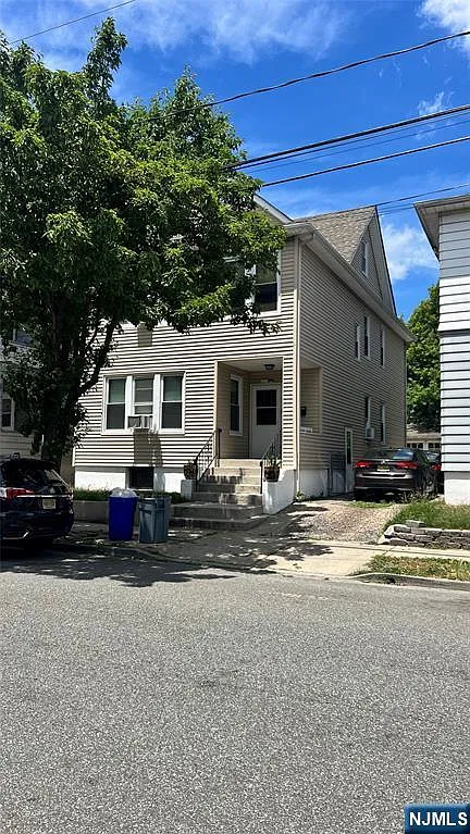 3 bed, 1.0 bath, $2,200 — Photo 1