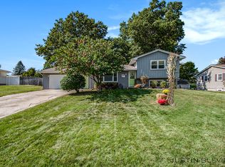 5481 Rockbluff Dr NE, Comstock Park, MI 49321