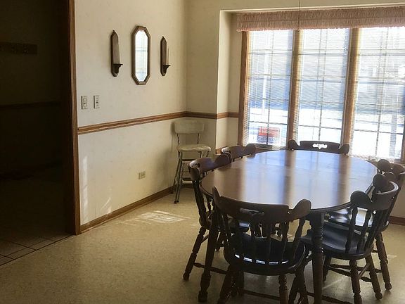 4th image of 1828 Foxwood Dr