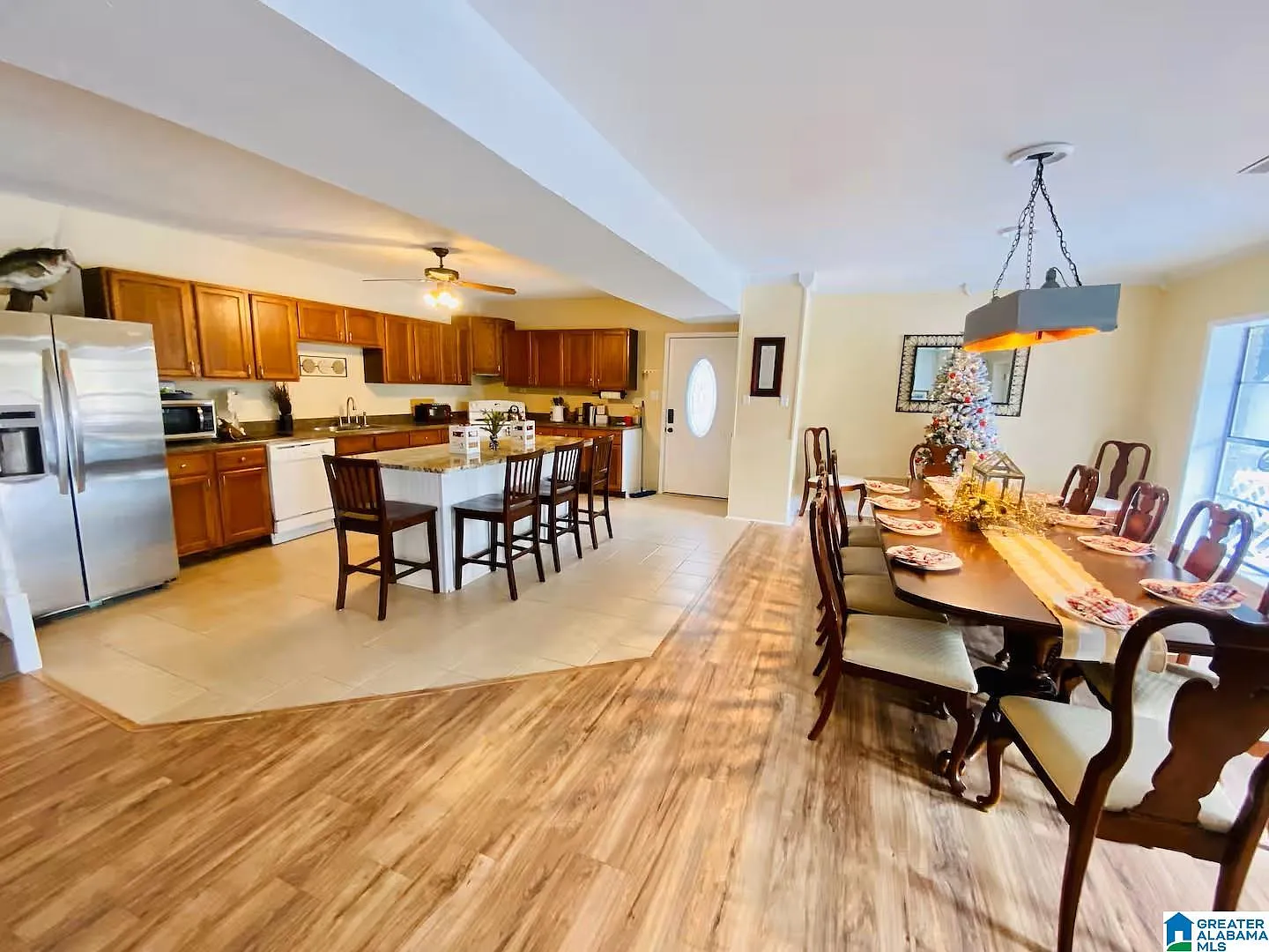 4 bed, 2.0 bath, 2444 sqft, $2,975 — Photo 3