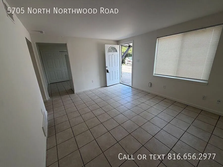 Freshly Updated 2BR/1BA Apartment in Northland KC Move-in Special! — Photo 4