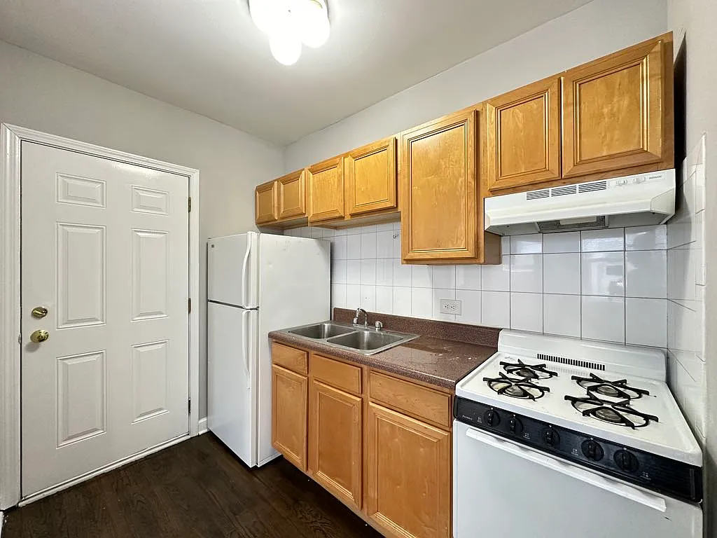 Quality Studio, 1 Bath at Dakin + Fremont (Wrigleyville) — Photo 2
