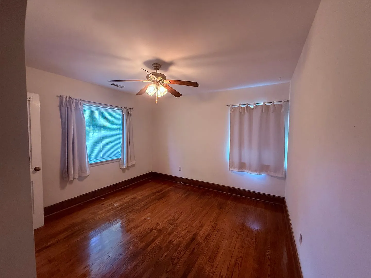 Pet Friendly 3 Bedroom, 2 Bath Home with Hardwood Floors — Photo 3