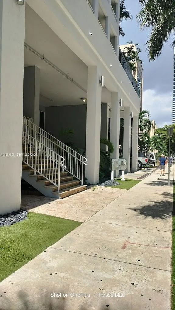 Photo 1 of 17 - 170 SE 14th St #2207 - Miami, FL Primary Photo - 170 SE 14th St #2207