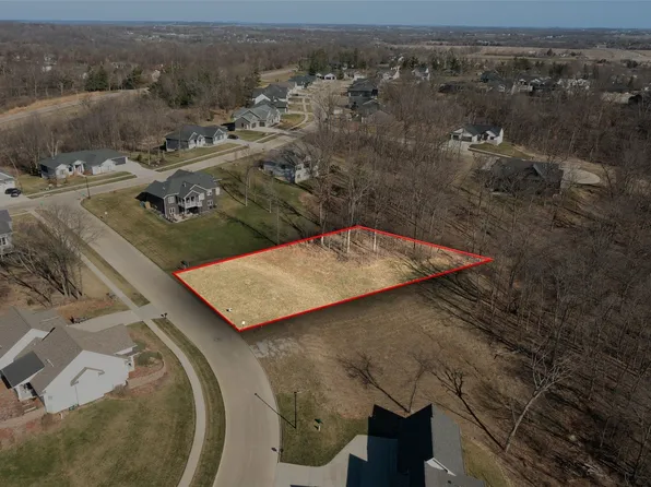 3025 Forrest Meadow Ln, Hiawatha, IA 52233