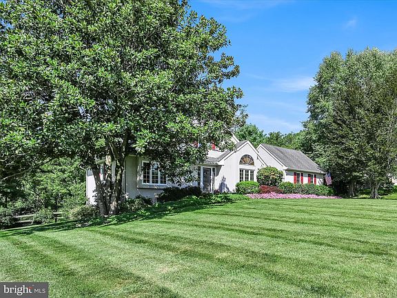 2nd image of 411 Columbine Dr
