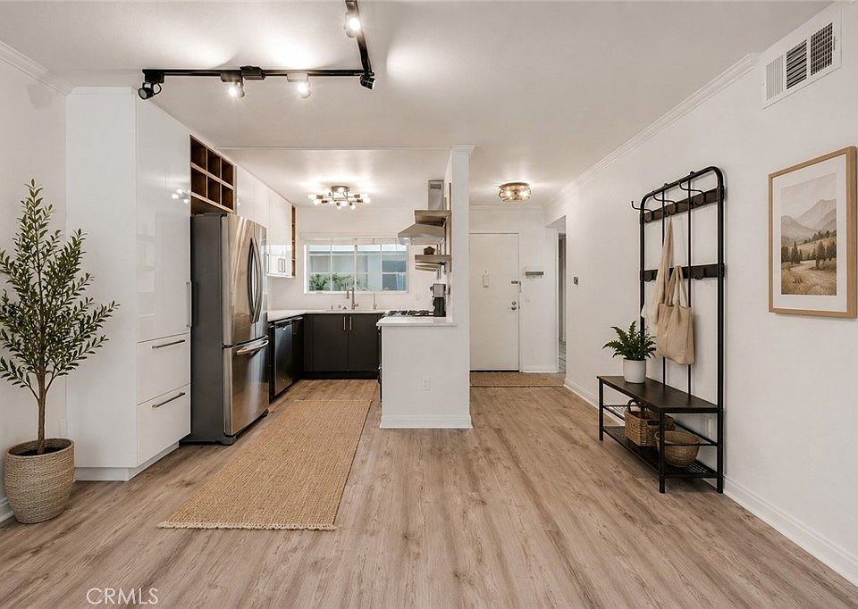1st image of 5550 Owensmouth Ave APT 104