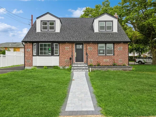 3 Crescent Street, Hicksville, NY 11801